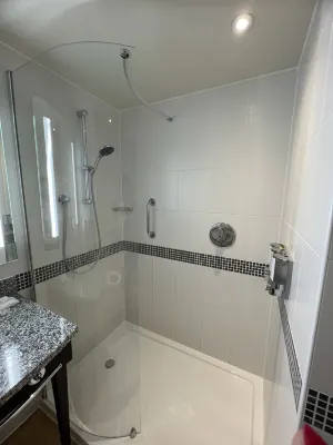 Hampton by Hilton London Gatwick Airport Rooms Photos