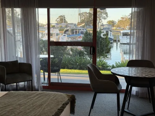 Mariners Cove Waterfront Motel and Apartments Photos