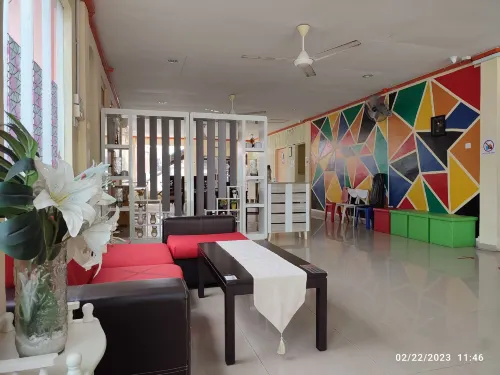 Super OYO 89640 Hotel Pelangi Marang Espaces publics Photos