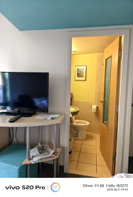 Aston Waikiki Circle Hotel Rooms Photos