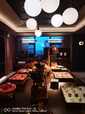 Orange Hotel Makanan Photos