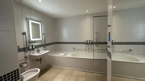 Hampton by Hilton London Gatwick Airport Rooms Photos