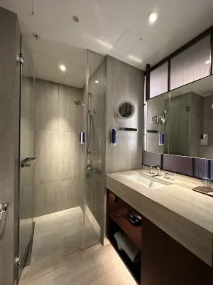 The Emperor Hotel Kamar Photos
