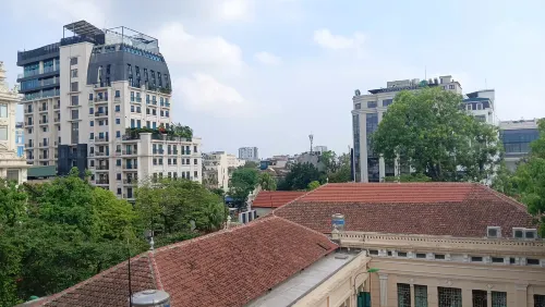 Evelyn Phong cách Đông Dương thanh lịch tại trung tâm Hà Nội Xung quanh Photos