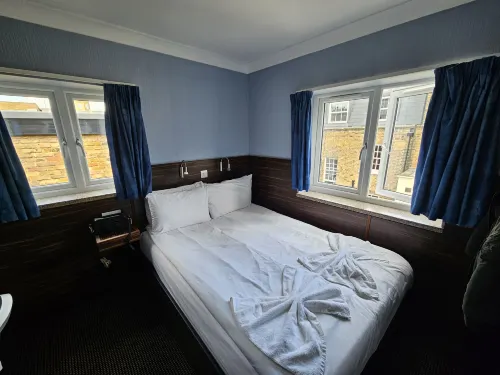 Crestfield Hotel Rooms Photos