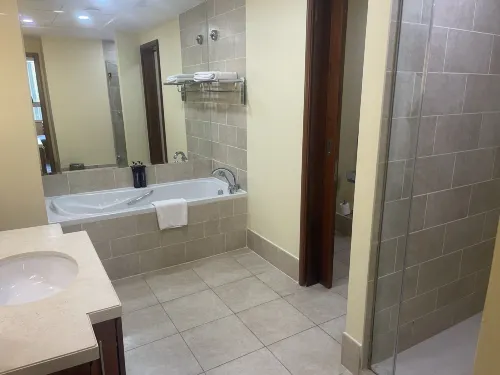 Ramada by Wyndham Downtown Dubai Zimmer Photos