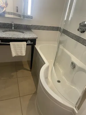 Hampton by Hilton London Gatwick Airport Rooms Photos