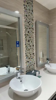 La Quinta Inn & Suites by Wyndham San Francisco Airport West Rooms Photos