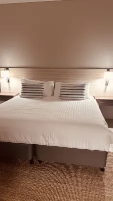 The Marina Hotel - Mindarie Zimmer Photos