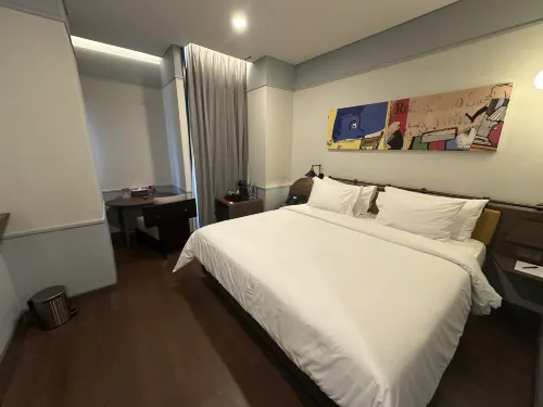 ARTOTEL Hub Simpang Temu Kamar Photos