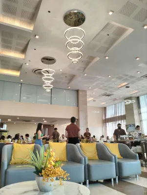 One Central Hotel & Suites Dining Photos