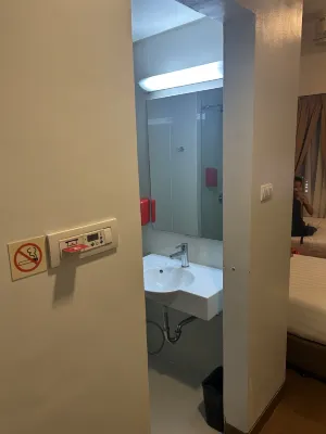 Red Planet Cebu Rooms Photos
