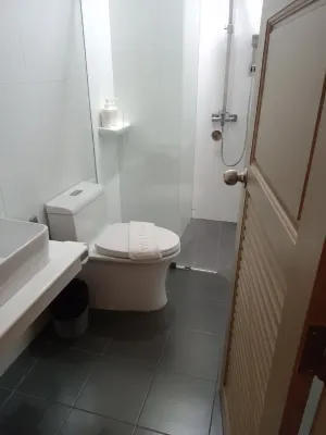 Hataara Kamar Photos