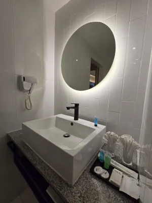 Crystal Crown Hotel JB Kamar Photos