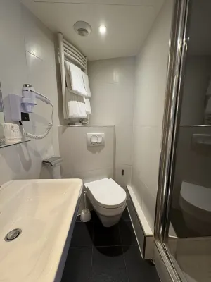 Hotel Eiffel Capitol Rooms Photos