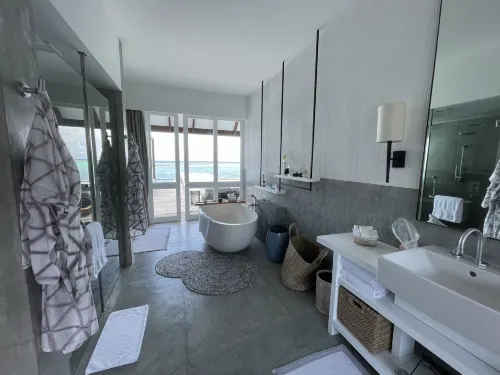 Four Seasons Resort Maldives at Landaa Giraavaru Zimmer Photos