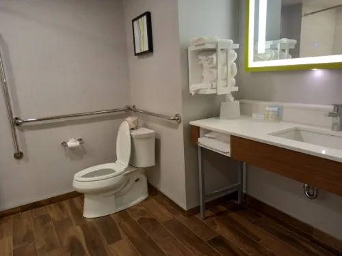 Hampton Inn and Suites by Hilton Windsor Rooms Photos