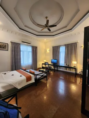 White Mansion Rooms Photos