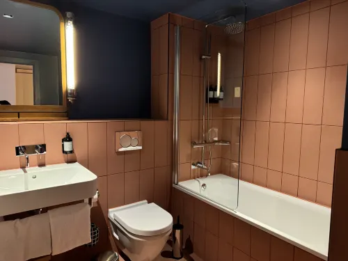 Whitworth Locke Kamar Photos