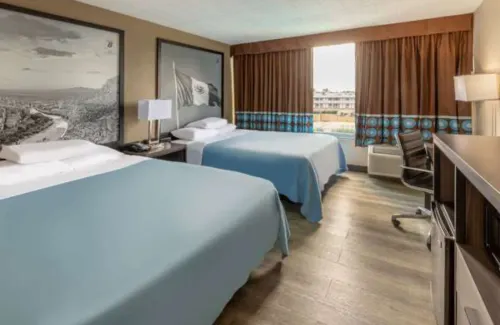 Super 8 by Wyndham Laredo Zimmer Photos