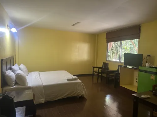 Sri Chumphon Hotel Chambres Photos