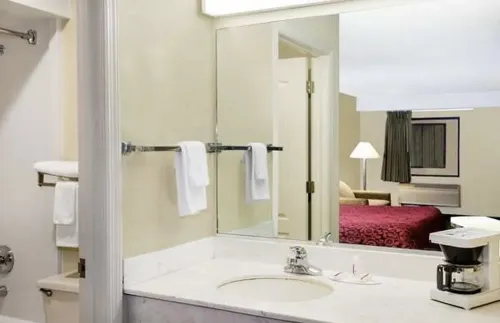 Days Inn & Suites by Wyndham Columbia Airport Kamar Photos