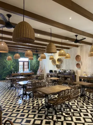 Adhisthana Hotel Makanan Photos