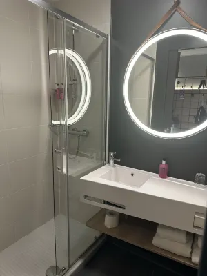 Moxy Edinburgh Fountainbridge Zimmer Photos