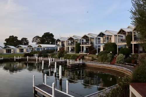 Captains Cove Resort - Waterfront Apartments Circondario Photos