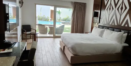 Crowne Plaza Fiji Nadi Bay Resort & Spa Zimmer Photos
