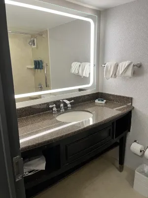 DoubleTree by Hilton Newark Penn Station Huoneet Photos