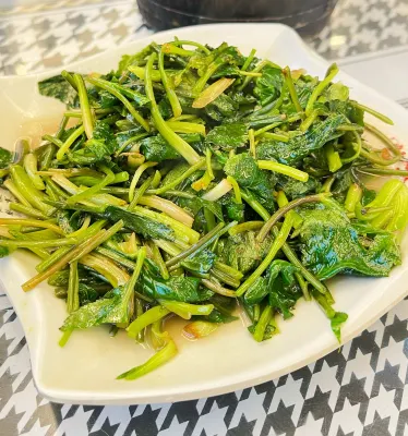 Fenghuang Barley Country Inn Dining Photos