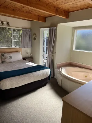 Cottage Mews Motel Rooms Photos