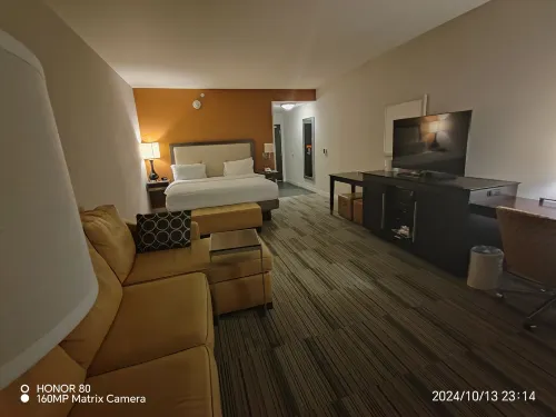 Hampton Inn & Suites Roanoke Downtown Rooms Photos