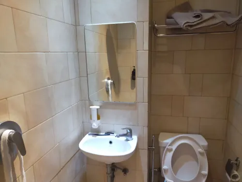 Bold Hotel Jakarta Zimmer Photos