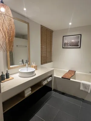 Outrigger Surin Beach Resort Номера Photos