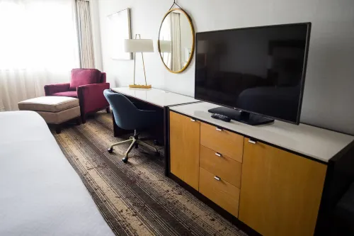 Crowne Plaza Edison Rooms Photos
