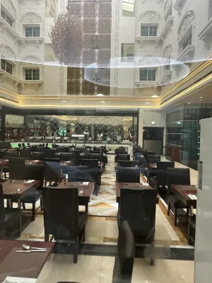 Sunday Hotel Holiday International Dubai Restauration Photos