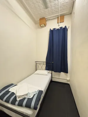 Maze Backpackers - Sydney Zimmer Photos