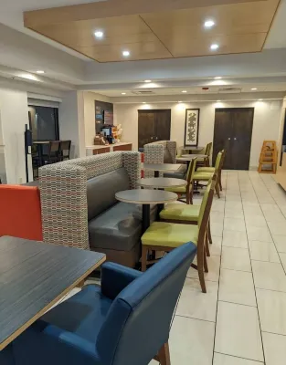 Holiday Inn Express Raleigh-Durham Airport Photos