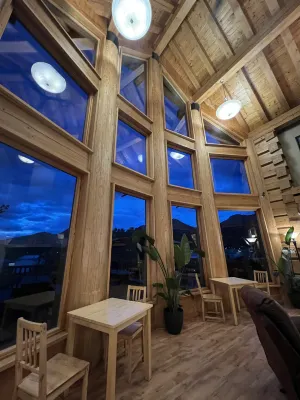Basecamp Lodge Golden Public Areas Photos