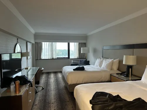 Crowne Plaza Edison Rooms Photos