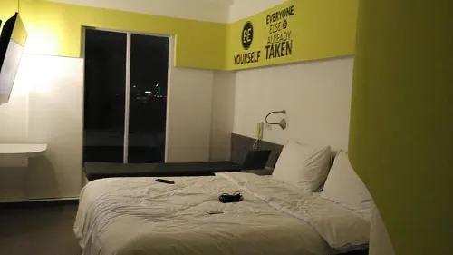 Yello Hotel Jemursari Kamar Photos