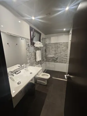 Hotel Ronda Lesseps Rooms Photos