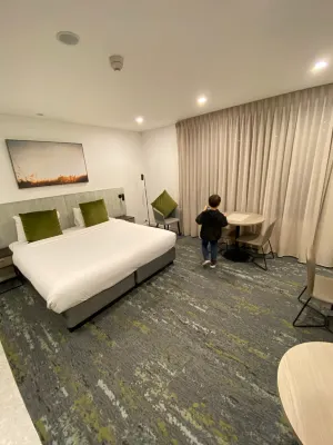 Littomore Suites Kingswood Rooms Photos