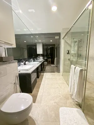 THE FACE Suites Hotel Kamar Photos