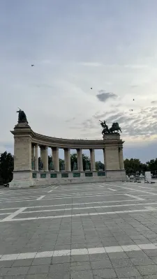 Ibis Budapest Heroes Square Рядом с отелем Photos