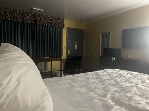 Quality Inn & Suites Airport West Rooms Photos