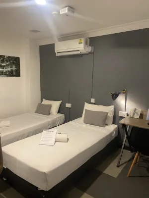 Check-Inn at Little India Zimmer Photos