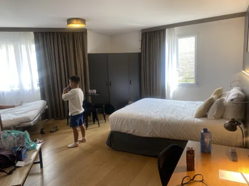 Best Western Plus Suitcase Paris la Defense Zimmer Photos